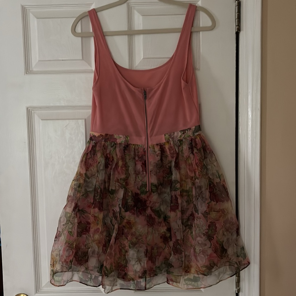 Alice + Olivia size 6
Light coral top with a flowered shirt - Picture 2 of 3